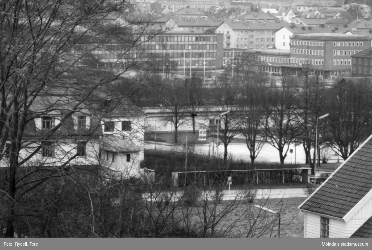 Vy från pappersbruket Papyrus fabriksområde i Forsåker, Mölndal, mot Stadshuset och Folkets Hus i Mölndals centrum på 1960-talet. I bakgrunden ses bostadsbebyggelse i Bosgården.