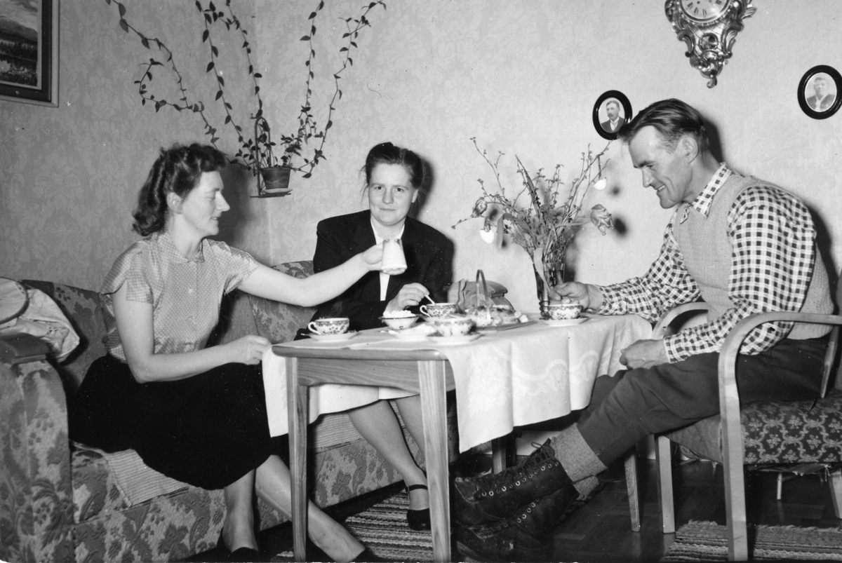 Kaffe hemma hos lantbrevbärare Hugo Lundmark med fru i Jäckvik.

Lantbrevbärare Hugo Lundmark i april 1952. Lantbrevbäringslinjen Jäckvik - Merkenis (60 km).