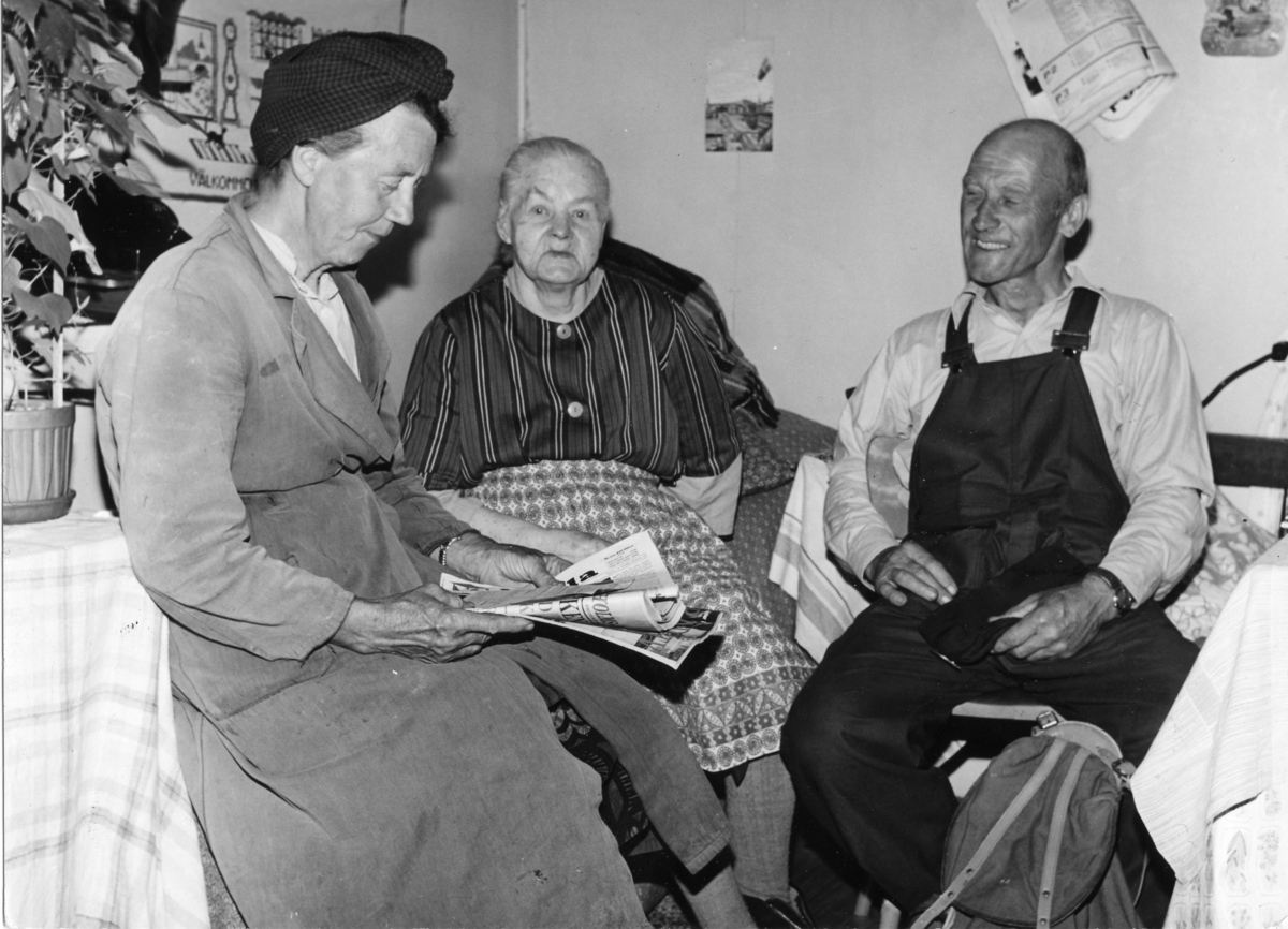 Lantbrevbärare Sven Eriksson, Ljusterö inne hos 92 åriga fru Gerda Österman och dottern Alice.