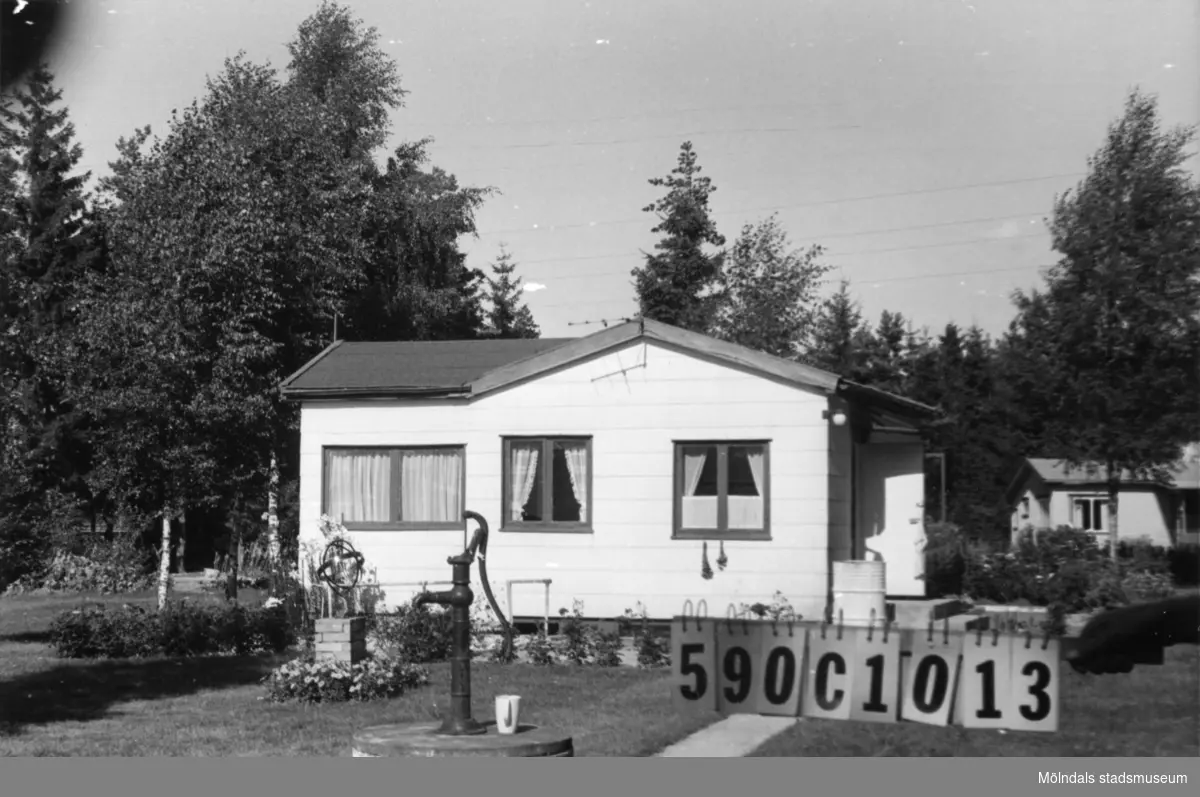 Byggnadsinventering i Lindome 1968. Hällesåker 3:52.
Hus nr: 590C1013.
Benämning: fritidshus och gäststuga.
Kvalitet: god.
Material: trä.
Tillfartsväg: framkomlig.
Renhållning: soptömning.
