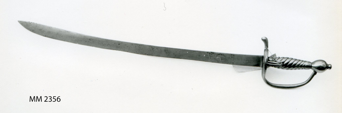 Sabel (som närmast liknar en huggare) från 1761. Klinga i stål med Frederik V namnchiffer. Handtag och parerskiva i mässing. Parerskivan hjärtformad.
