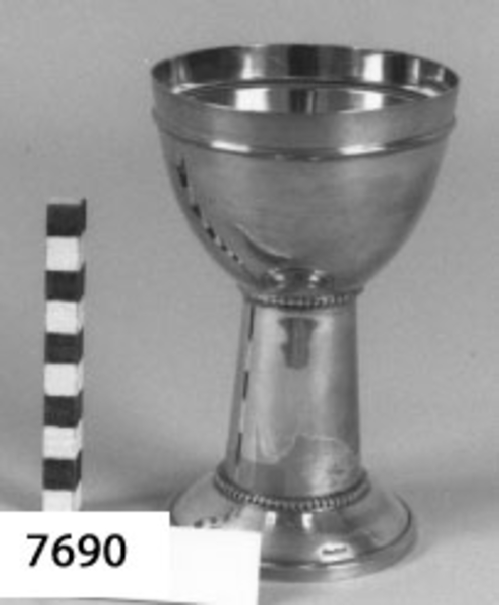 Pokal av nysilver, utgörande 1:a pris i bandy, erövrat av 3:e kompaniet vid Skeppsgossekåren, Karlskrona, år 1920.
Inskription: 1a pris Bandy 1920 1e komp.