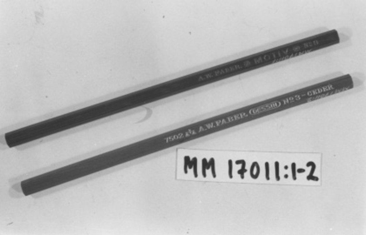 Blyertspenna, märkt "KUNGL.FLOTTAN", ovässad.
Sexkantig penna, brunlackerad, tryck="A.W. FABER No 3" samma som MM 17009,2.