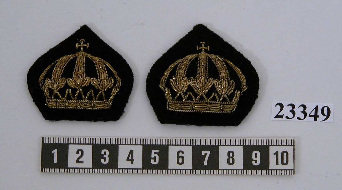 Kadettkrona (ett par) m/48, svart tyglapp av kläde med broderad krona av guldtråd för ärm inom KSS.