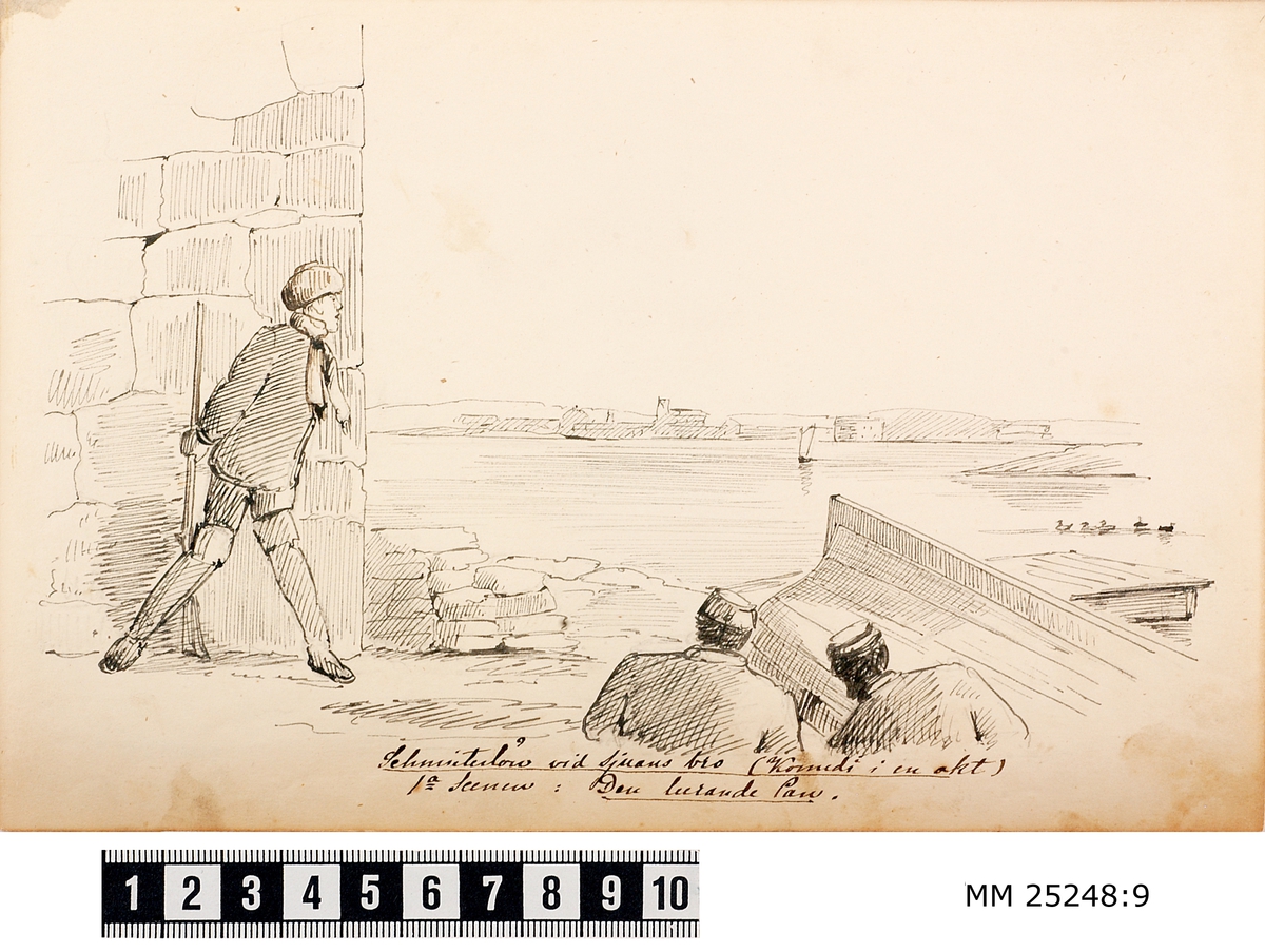 Pennteckning med tre soldater vid foten av en av murarna vid Kungsholms fort. En av dem spanar runt hörnet på muren, övriga två sitter och trycker bakom en uppochned vänd båt. Text under teckning berättar historien.