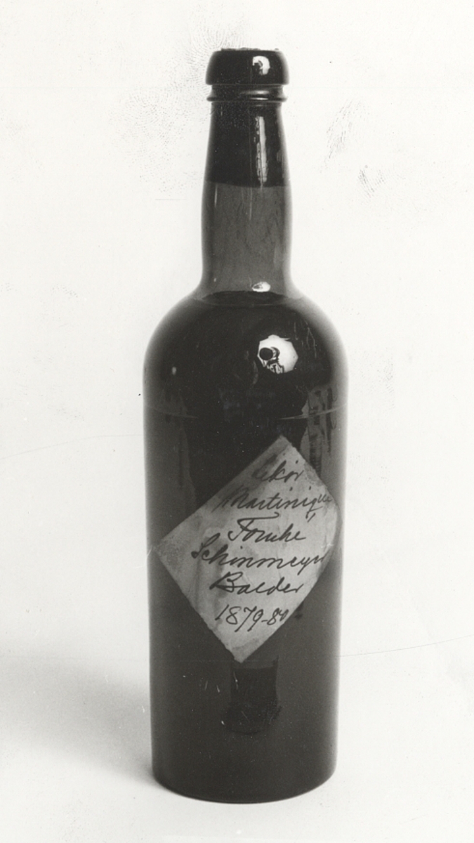 Flaskan med sitt innehåll medfördes hem av underlöjtnanten Carl Fredrik Asker som tjänstgjorde på ångkorvetten Balder under dess resa till bl a  norra Sydamerika, Västindien och USA.