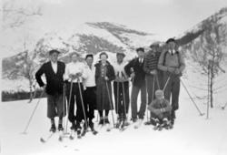 Kvinner og menn på skitur til Brennhaugen, Asbjørnsdalen.