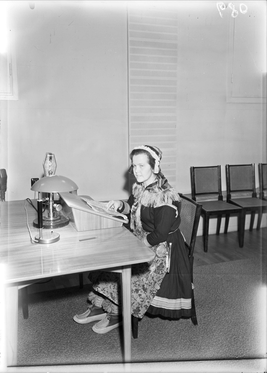 Samisk kvinna i studion hos Uppsala rundradiostation, Universitetshuset, Uppsala 1948