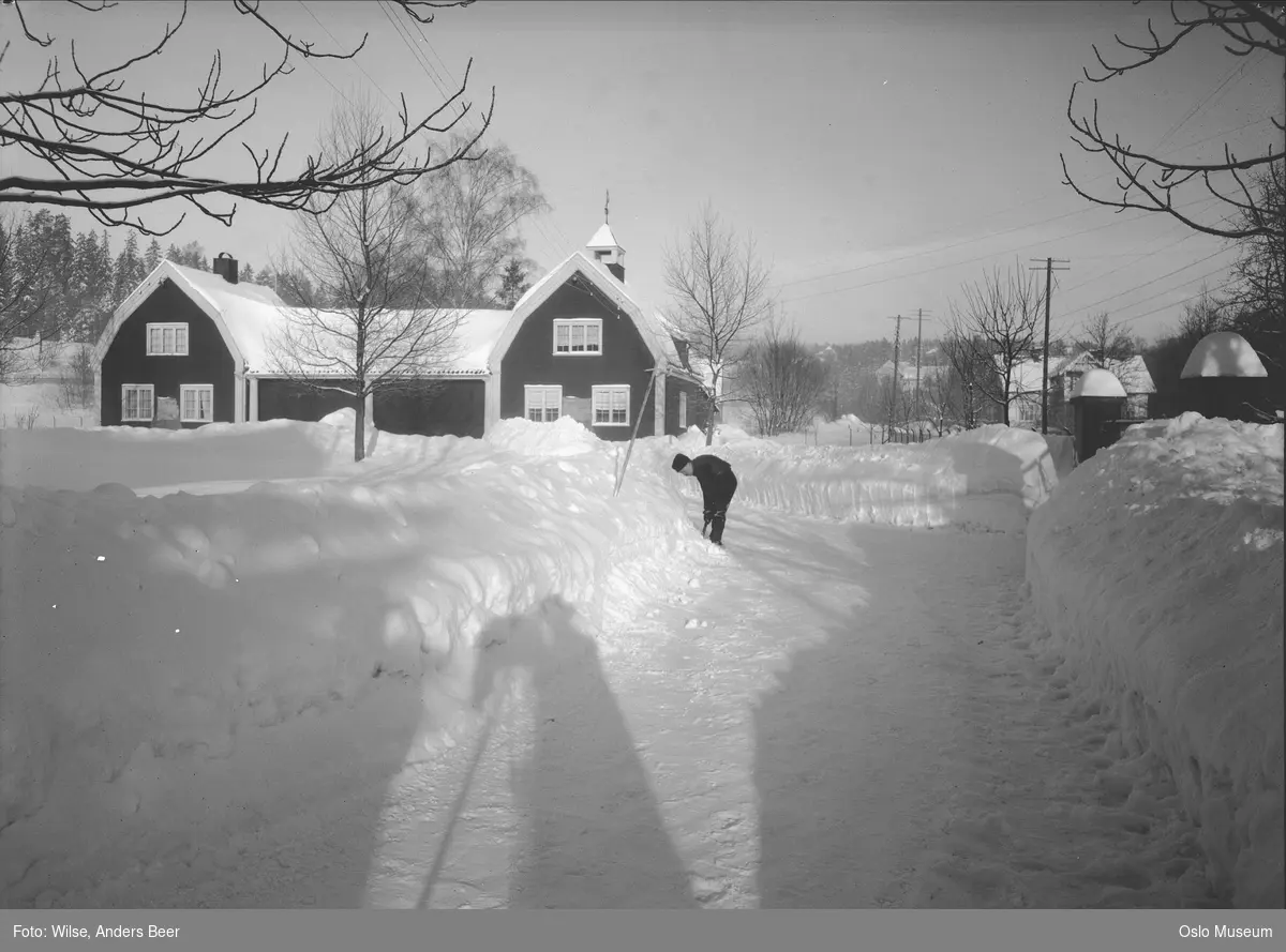 villa Ranheims hage, uthus, snø, mann, snømåking, fotografering