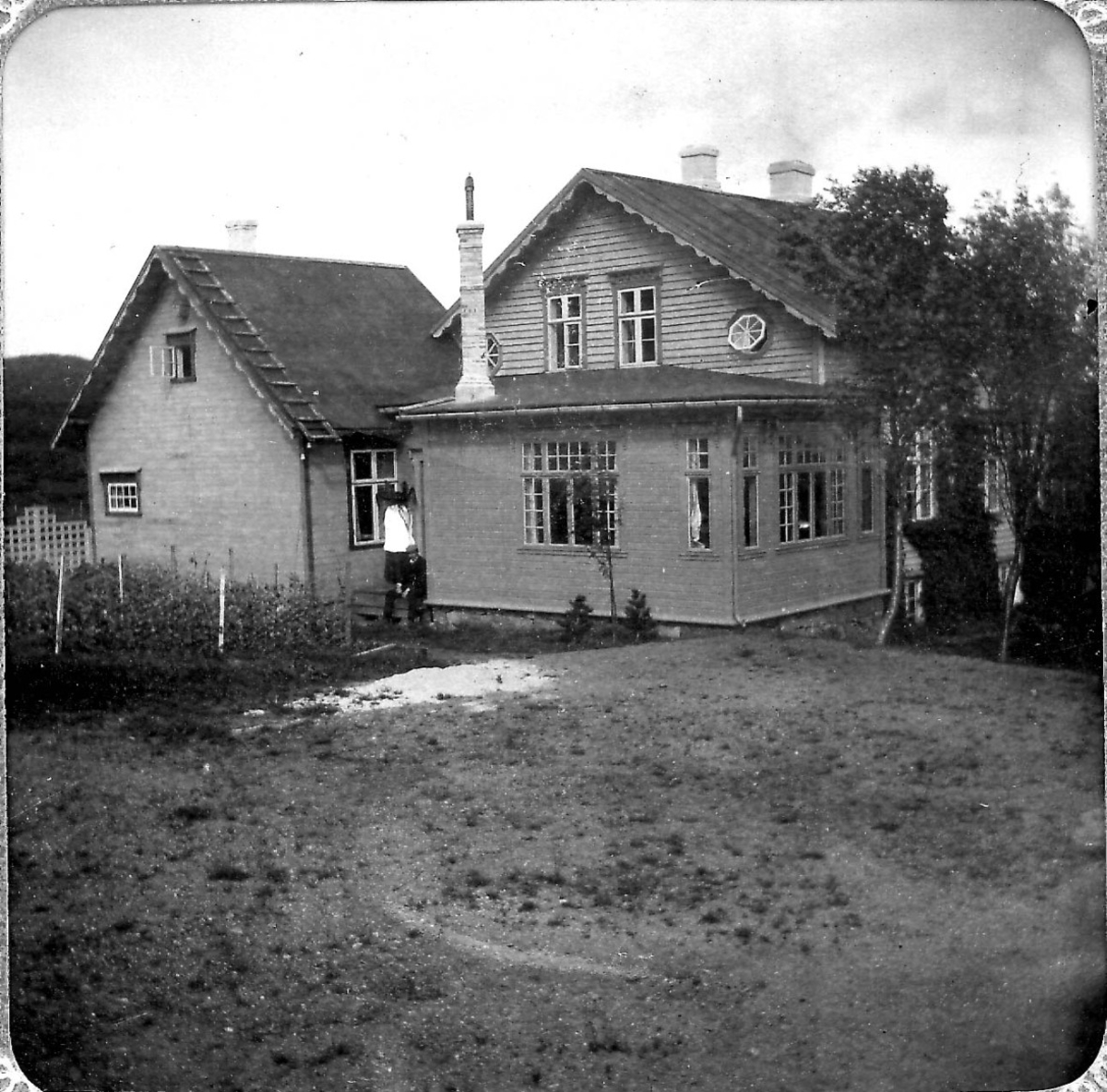 Eiendommen Rabben ved Hadsel, Hadseløya i 1908.  Her bodde Jens Frederiksen og kona Kirsten Stabell med familie.
