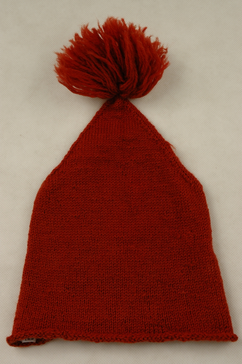 Rød, strikket topplue i ull. 