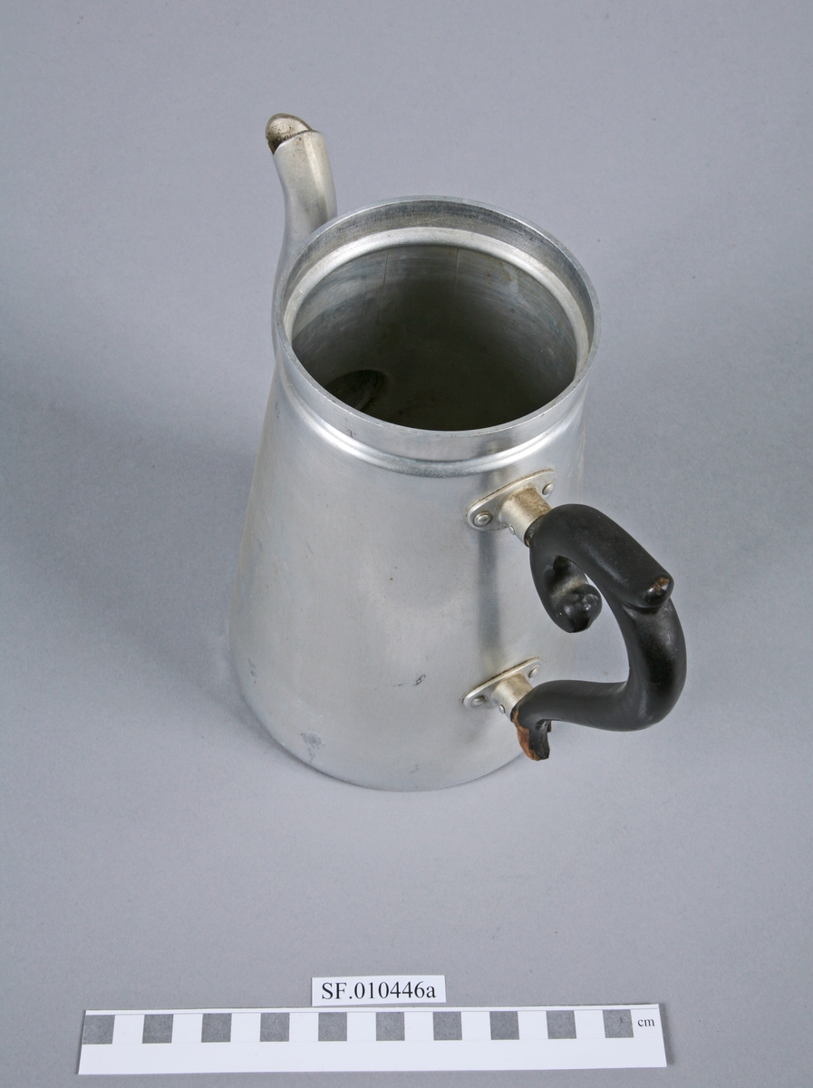 Konisk forma kaffekanne av aluminium med trehandtak. Tut av aluminium. Handtaka er to forskjellige tresorter.