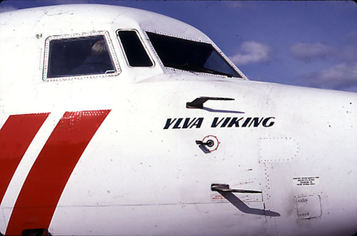 Lufthavn. Nærbilde av nesepartiet på 1 fly, "Ylva Viking" fra SAS