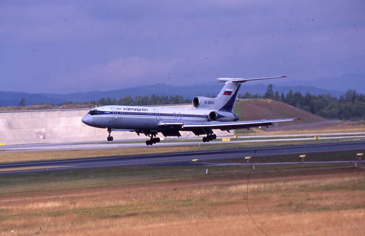 Ett fly lander , Tupolev TU-154 M. RA-85649 fra Aeroflot.