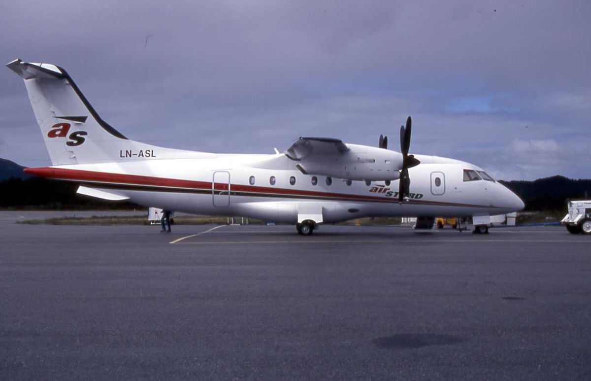 Ett fly på bakken, Dornier 328-100 LN-ASL " Macody Lund" Fra Air Stord.