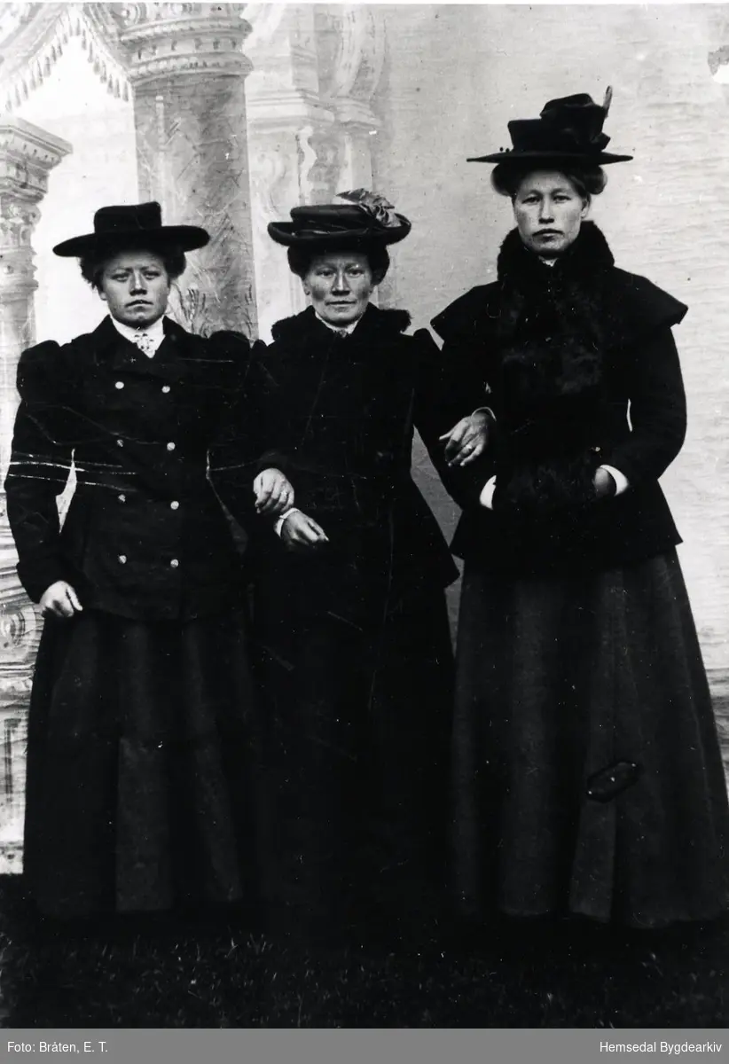 Frå venstre: Guri Vøllo, f. 1887, gift Holde; Barbo Vøllo, fødd 1880, gift Rust; Kari Vøllo, fødd 1888.

