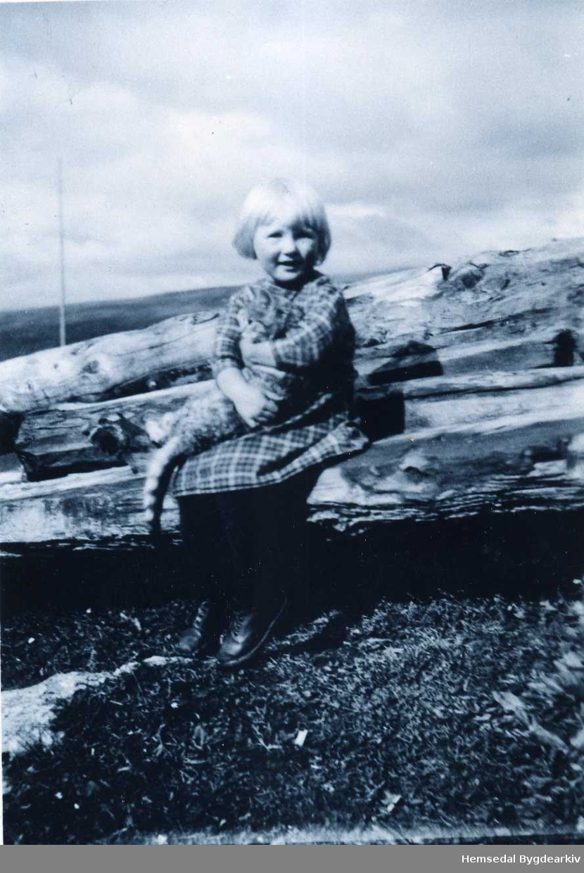 Ingrid Ålstveit med pus på Nøreli i Gol i 1937.