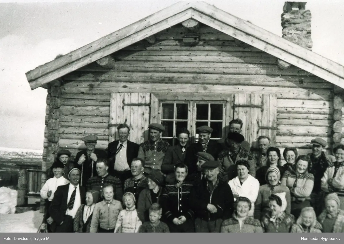 Bygdafolk, mest lykkjarar) på påskeskirenn hjå Trygve  M.Davidsen på Nøreli i Hemsedal i 1944.
Namneliste finst i Hemsedal Bygdaarkiv.