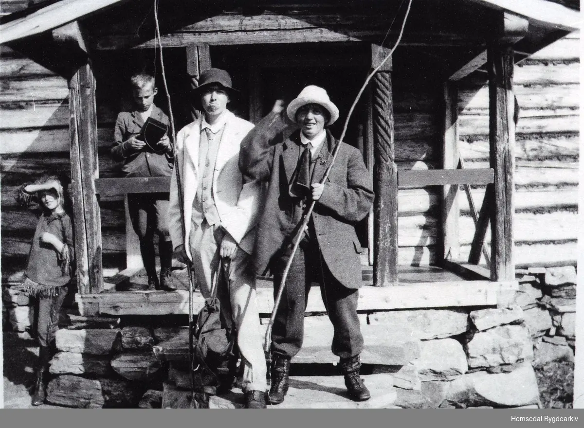 Klar for fisketur i Bubakka i Hemsedal i 1923.
Frå venstre: Sophie Roede, Erik Roede, Ukjend, Ukjend