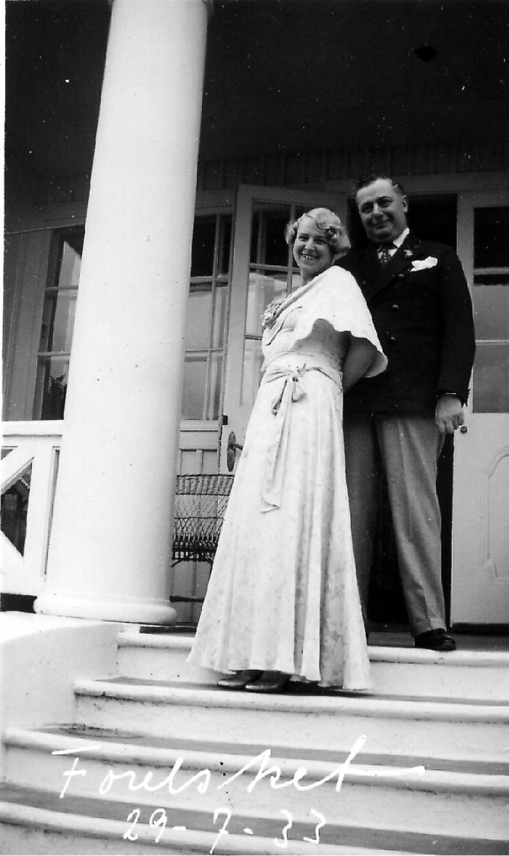 Gunnar og Edith Frederiksen gifter seg 29. juli 1933. Brudeparet står på trappa på Riarhaugen på Melbu. Bildetekst: "Forelsket 29-7-33."