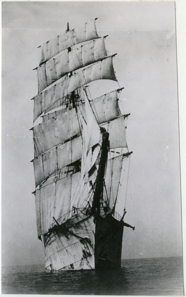 [från fotobeskrivningen:] "4-mastbarken HERZOGIN CECILIE i Irländska sjön den 8 aug 1934."