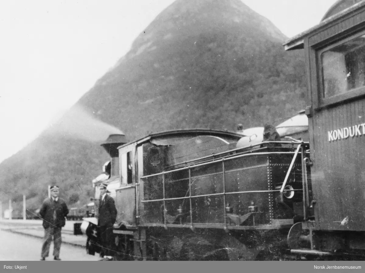 Damplokomotiv type 9 nr. 45 med småtog på Åndalsnes stasjon