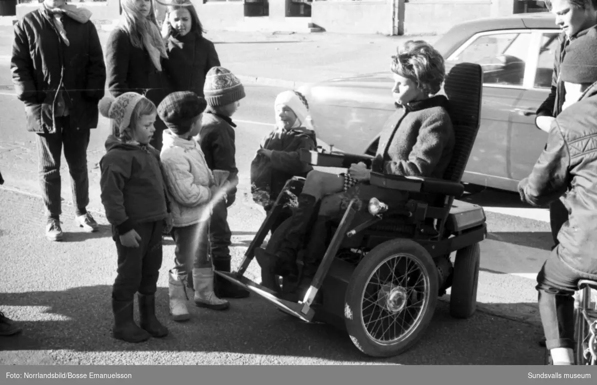 Doktor Per Uddén, grundaren av Permobil,  demonstrerar en elektrisk rullstol på Timrå Innovation Centre. Reportagebilder för Expressen.