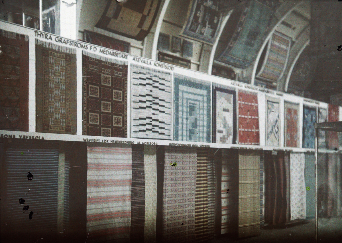 Hall 26: Handgjorda textilier och maskintextilier med mattor.
Stockholmsutställningen 1930