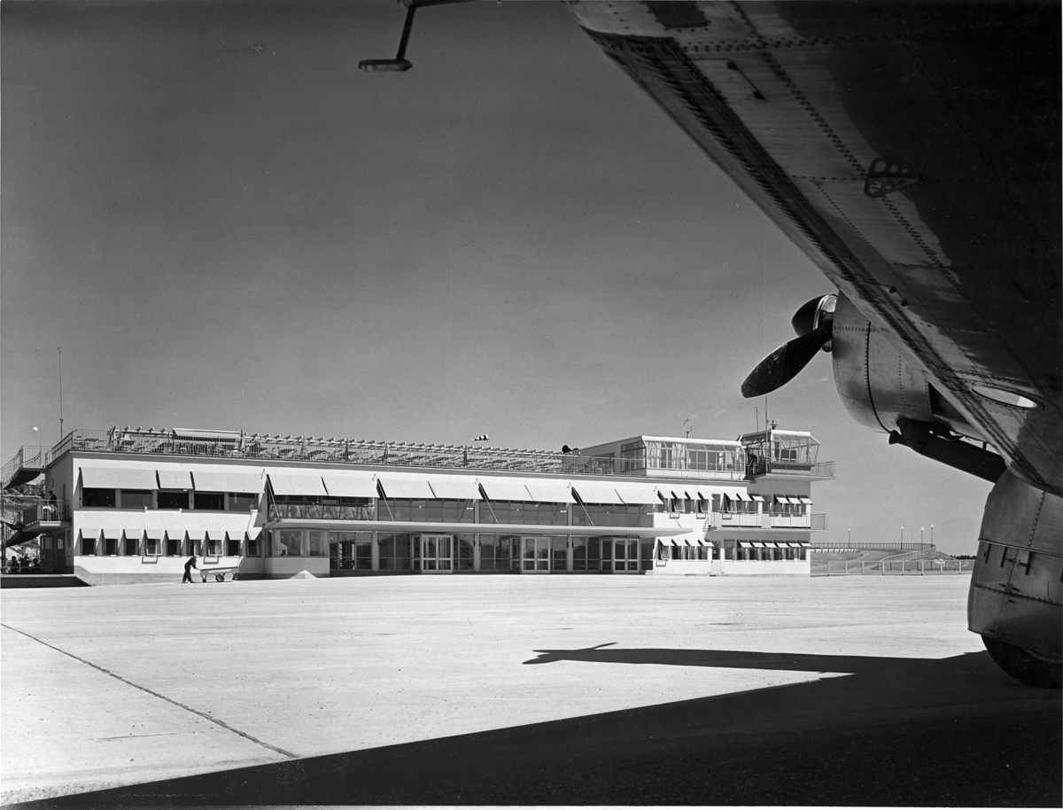 Stationsbyggnaden, Bromma flygplatsExteriör, flygplan i förgrunden.