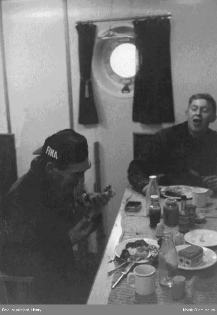 Messa ombord på supplybåten "Kent Shore". To menn spiser.