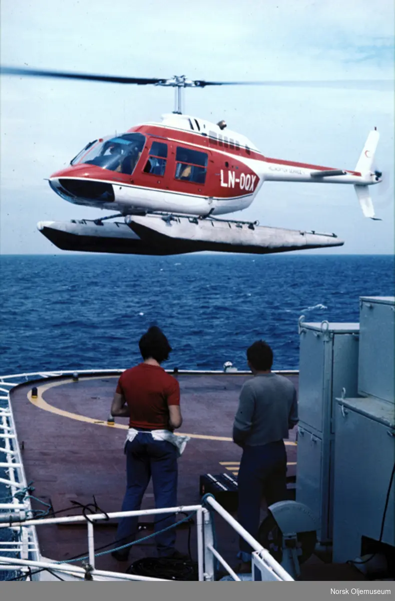 Bell 206B Jetranger med registreringsnummer LN-OQX  går inn for landing.
Ble brukt som shuttlehelikopter på Ekofisk de første årene inntil ca. 1976. Avløst av Bell 212.