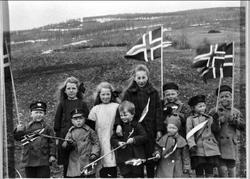 Gruppebilde av barn som feirer 17. mai på Kilhus i 1923. Ein