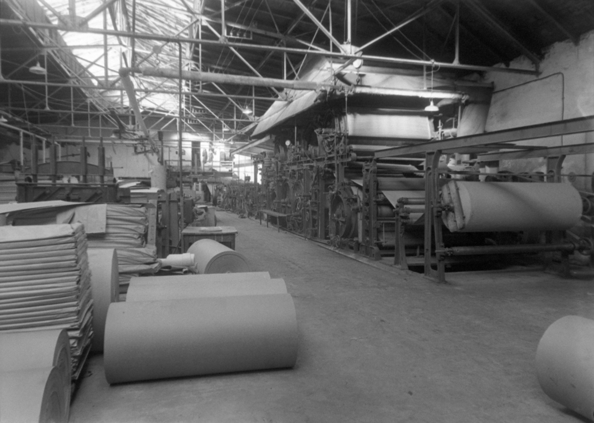 Gressvik Papp & Papir. Fabrikkinteriør med papirruller.