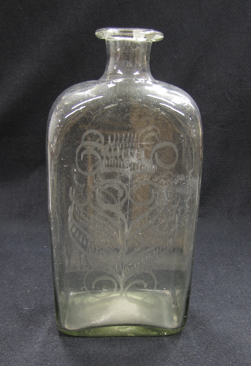 Brännvinsflaska av glas, ornerad från gamla Lödöse. Köpt av G M Blomqvist, Vänersborg för 2,50:-.