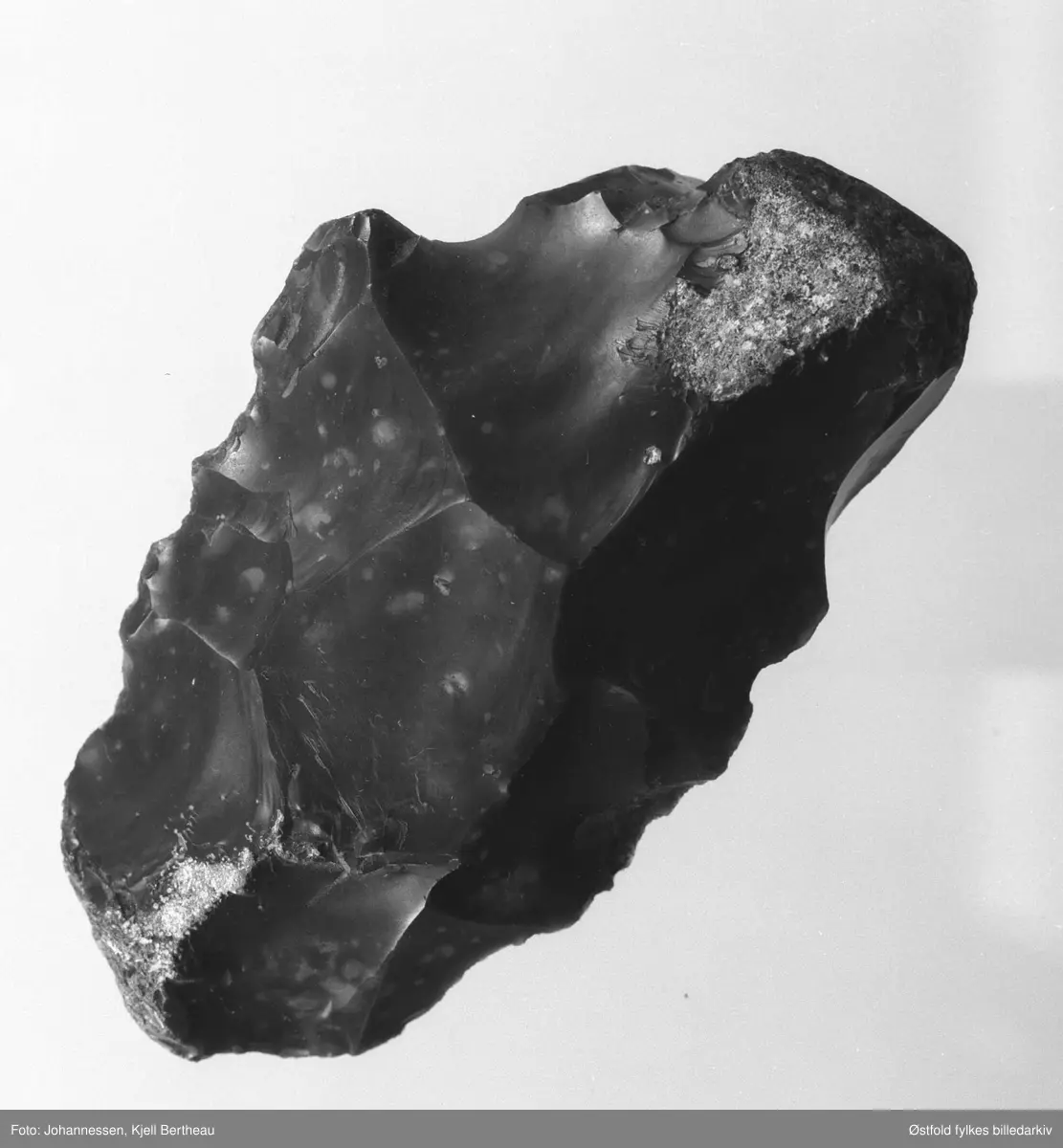 Arkeologiske gjenstander fra Edmund Rees samling på Jeløy, fotografert 1974. Skrape eller kjerne.