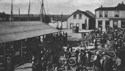 Fisketorvet i Fredrikstad, 1900. Postkort.
Fiskebrygga og t