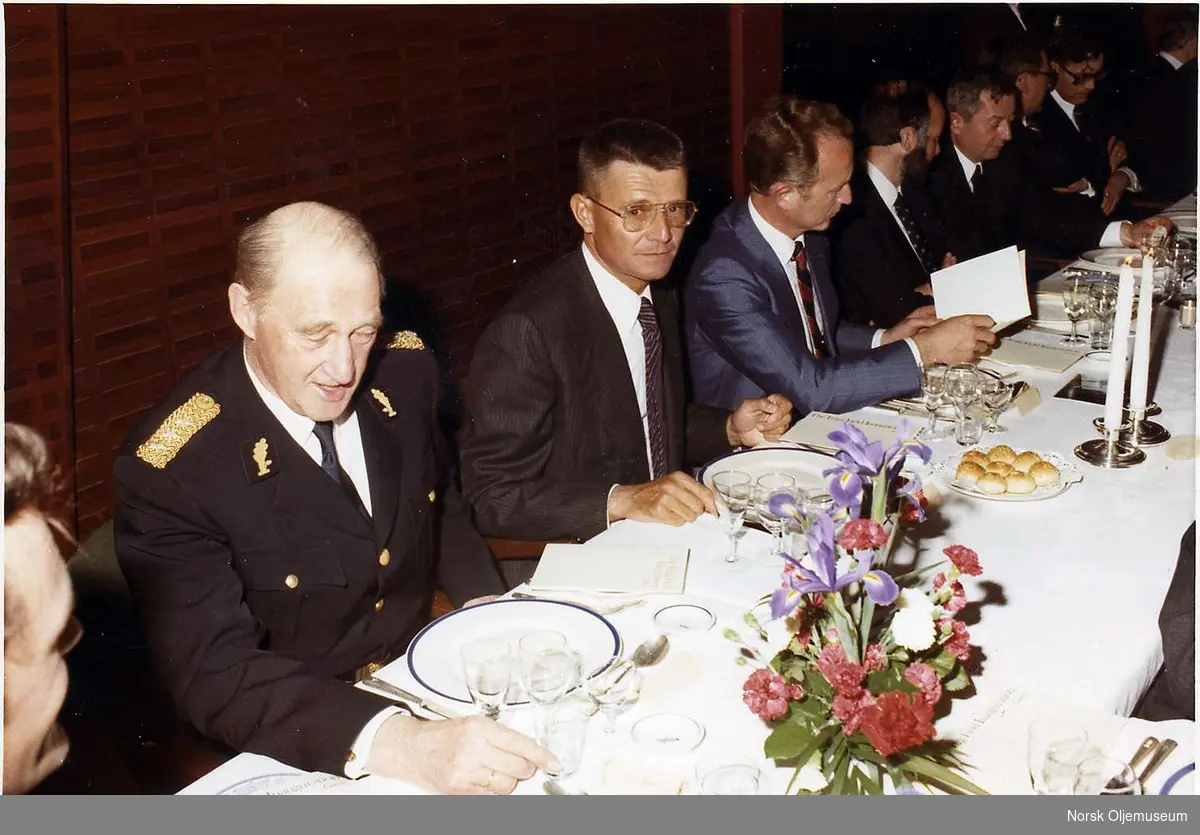 Middag på Atlantic Hotell i Stavanger etter åpningen av Friggfeltet i 1978.  Oscar Wergeland-Franck, Politimester i Stavanger ved siden av Frederic Isoard, direktør i Elf - midt i bildet.  Arve Johnsen, dir. i Statoil sitter t.h. for Isoard.