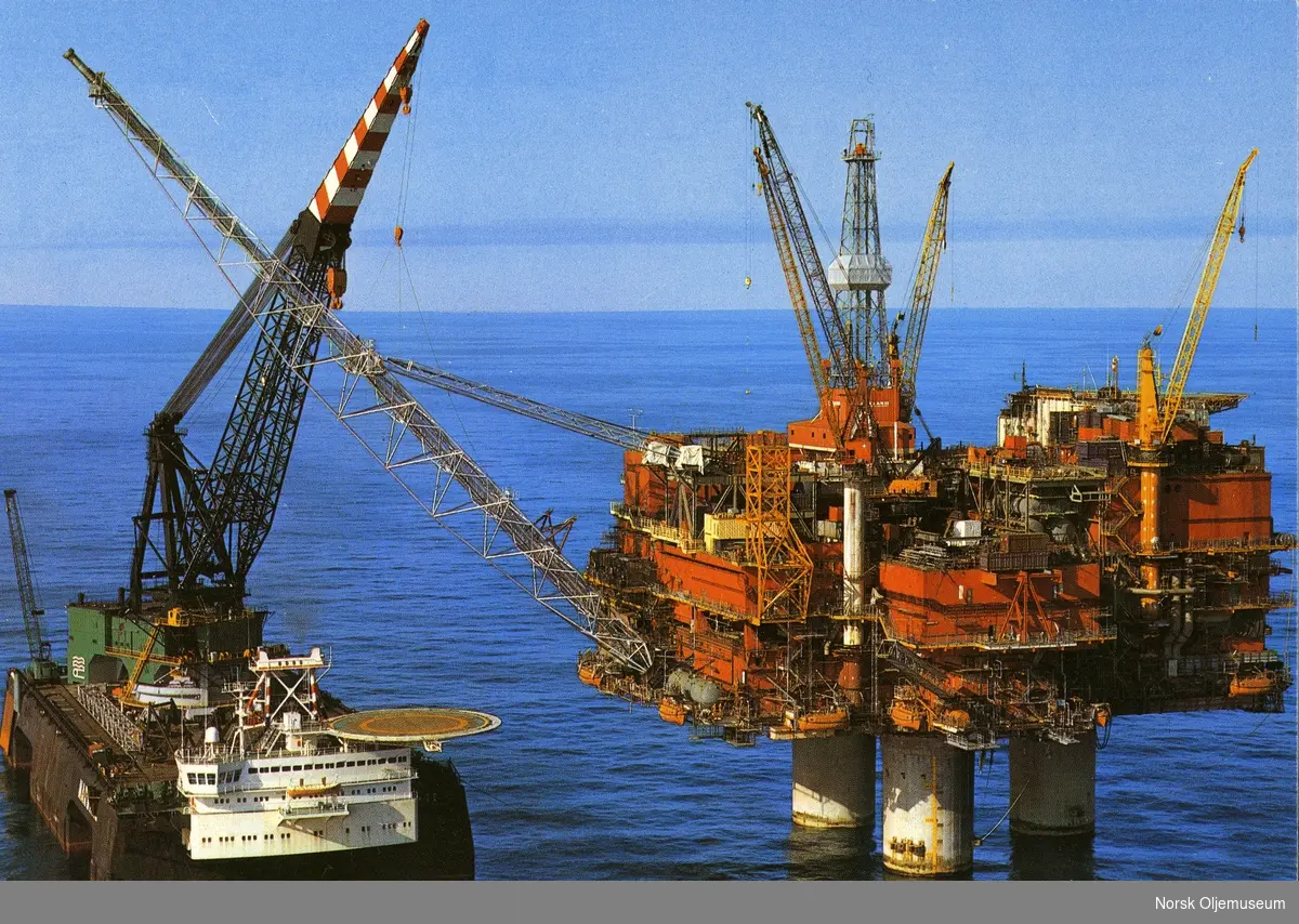 "Kranfartøyet Narwahl løfter gassavbrenningstårnet på plass på Statfjord A-plattformen, sommeren 1978"

Photo: Statoil on behalf of the Statfjord Group.