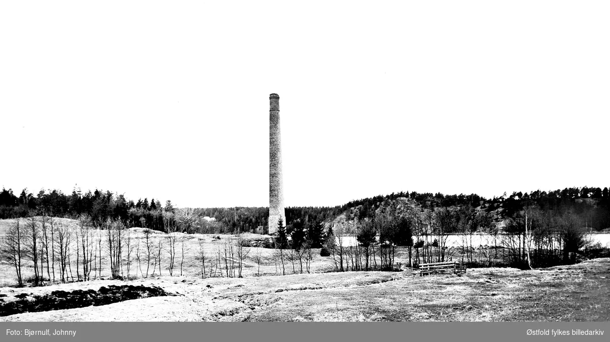 Elingård teglverk  i Onsøy 1960 - rester av pipe. Sto ved Stai - Elingårdskilen.