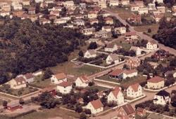 Folke Bernadottesgate på Jeøy, ved Moss. 
Barnehage i venst