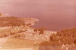 campingplass, vann, trær, jorder, telt, strand,