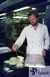 Kokk steker speilegg i kjøkkenet på Statfjord A.