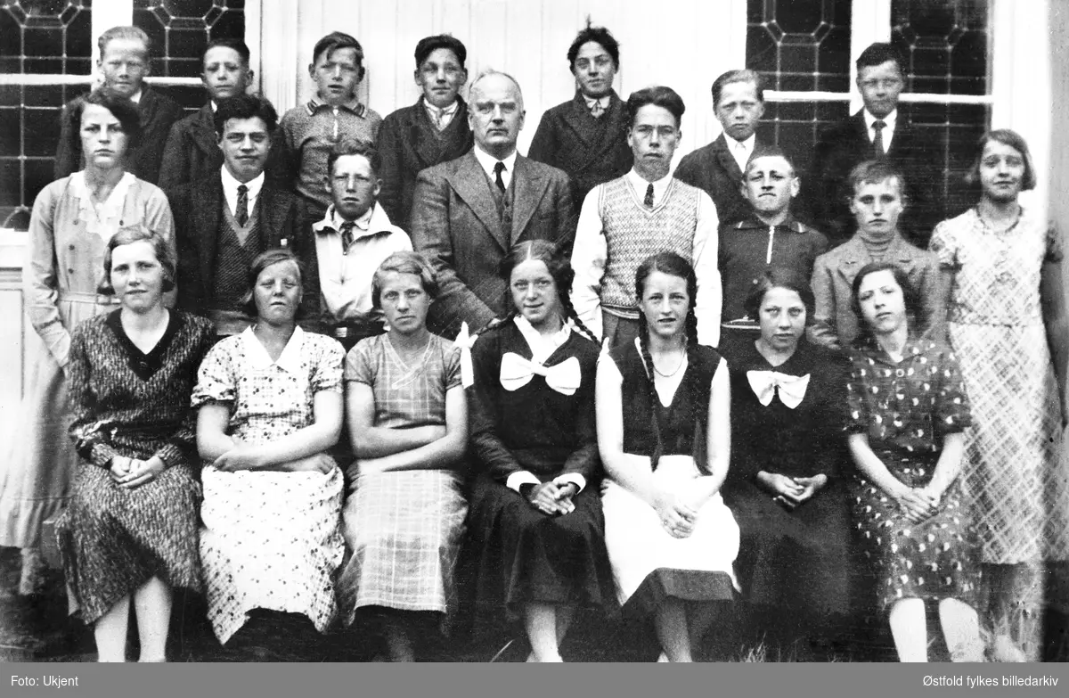 Konfirmanter i Varteig, 29.09.1935, Varteig kirke. Sogneprest Birger Sinding. Navn med plassering, se fotokort.