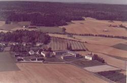 Haugetun ungdomsskole, Rolvsøy skråfoto 1963.