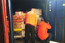 En container med matvarer er nettopp heist ombord og plasser