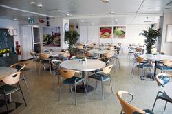 Her er hyggelig atmosfære med småbord i kantinen på Statfjor