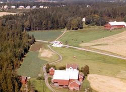 Skråfoto av gården Solhaugen i Rakkestad 11. sept. 1963.
Da