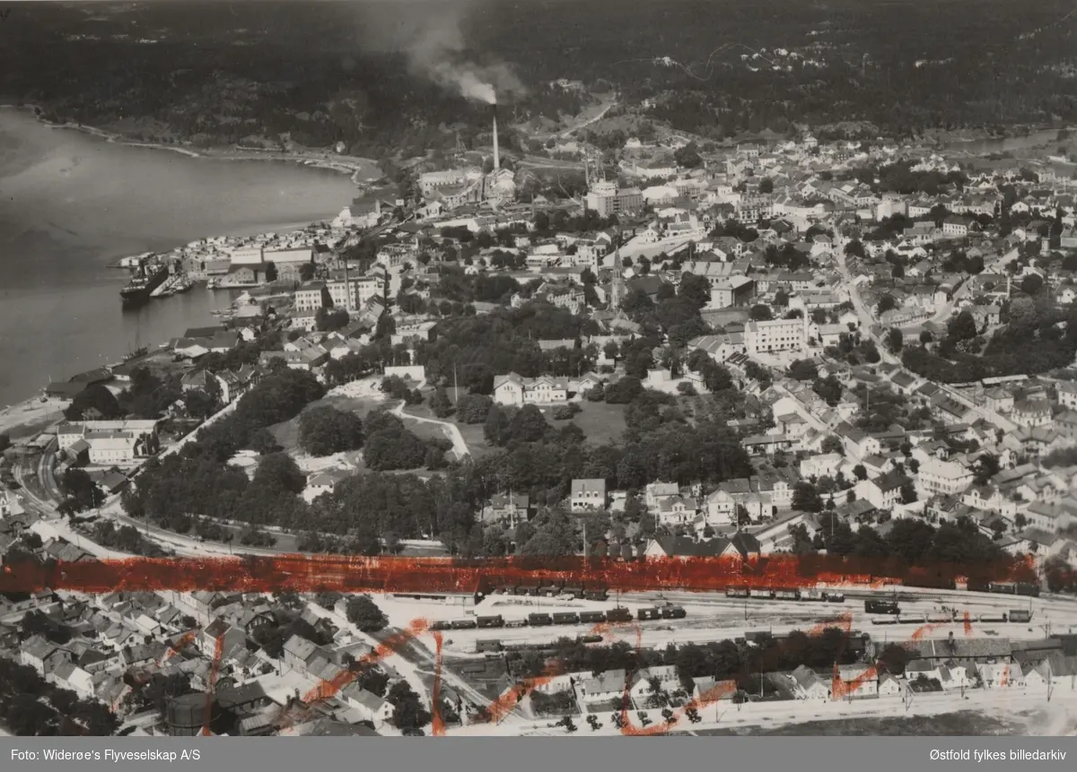 Oversiktsbilde av Moss sentrum, flyfoto fra slutten av 1930-tallet.
