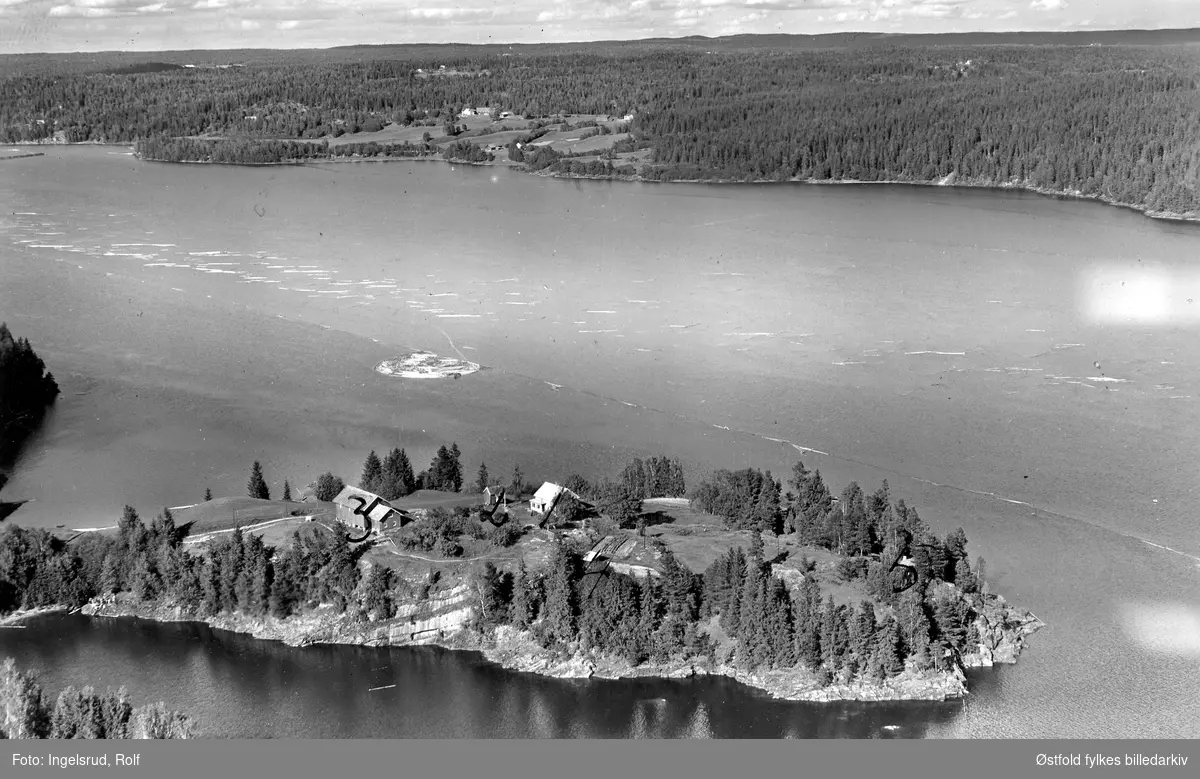 Liverudtangen gård  i Skiptvet, flyfoto 22. juni 1956.