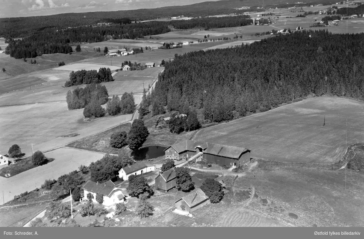 Kjos gård  i Skiptvet, flyfoto 11. juni  1959.
